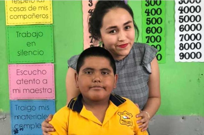 Primary school teacher Gutiérrez and her student.