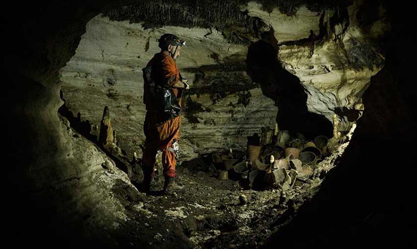 Exploring the Balakmú cave. 