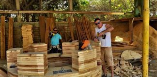Bo Poole and Diego Pérez during construction of the giant chess piece.