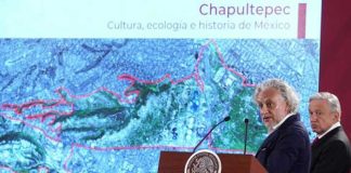 Orozco, left, and López Obrador present plans for the new cultural center.