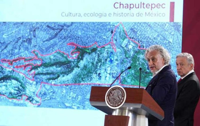 Orozco, left, and López Obrador present plans for the new cultural center.