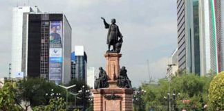 The offending statue, on Paseo de la Reforma.