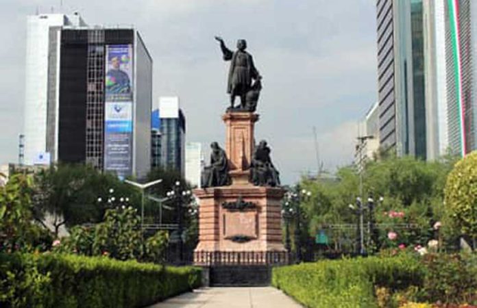 The offending statue, on Paseo de la Reforma.