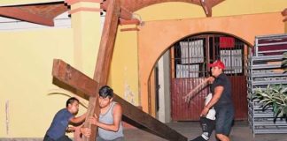 García rehearses his role as Jesus.