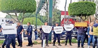 Striking police in Michoacán.