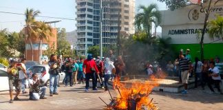 Guerrero teachers burn furniture and documents in Acapulco.