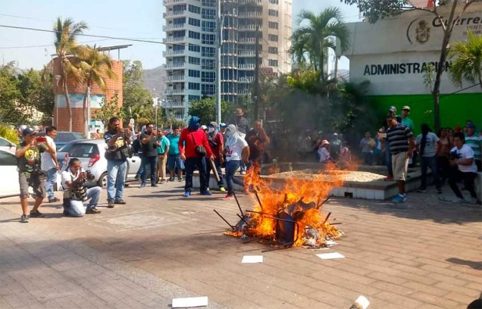 Guerrero teachers burn furniture and documents in Acapulco.