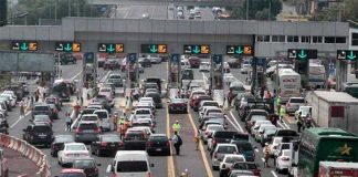 A busy morning at the Tlalpan toll plaza.