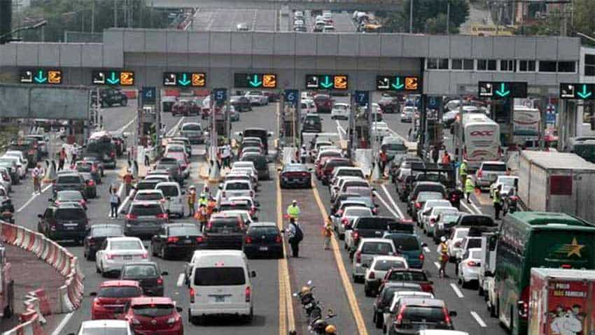 Striking workers take over Tlalpan toll plaza, snarling Easter traffic