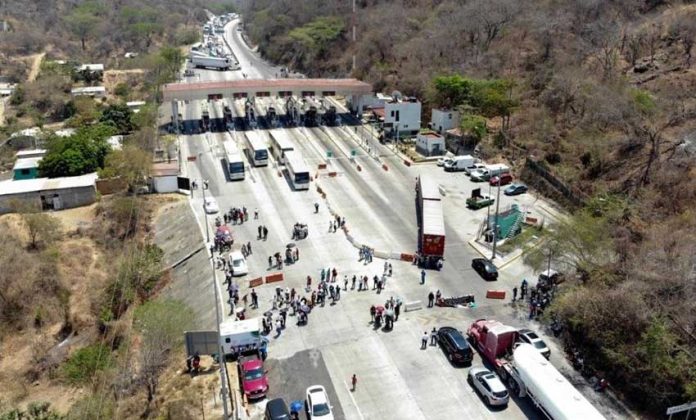 The Tlalpan toll plaza was occupied yesterday and again today.