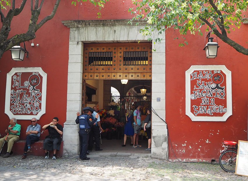 The entrance to El Bazaar Sábado at Plaza San Jacinto #11.