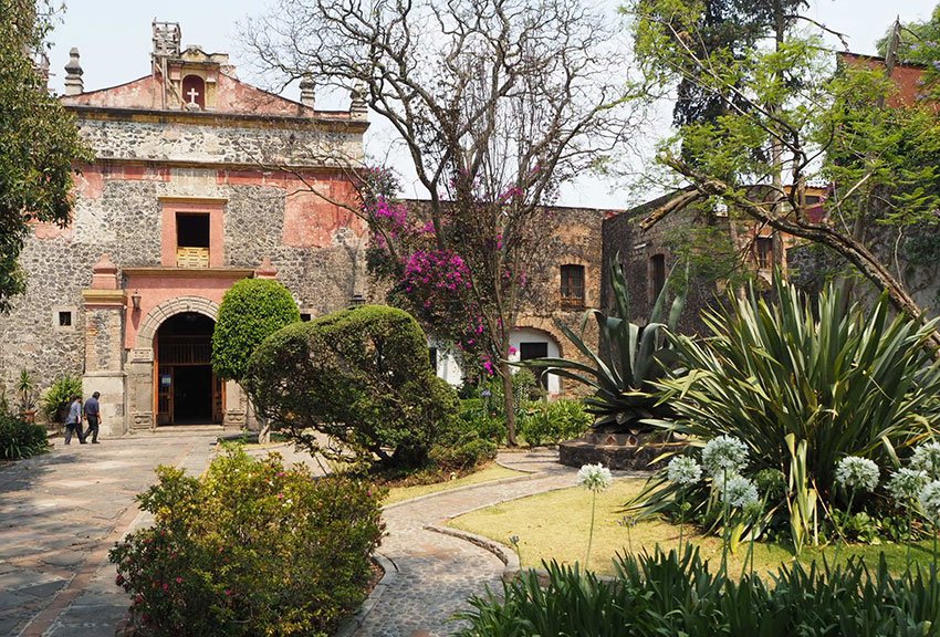 The gardens outside the Parish of San Jacinto.