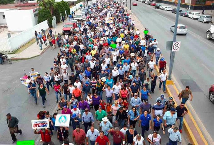 Thousands march in Monclova, Coahuila, in support steelmaker Altos Hornos.