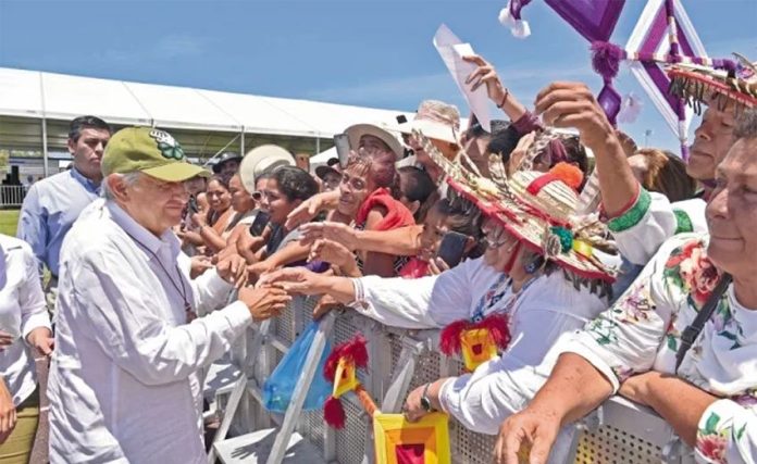 The president receives a warm welcome in Nayarit.