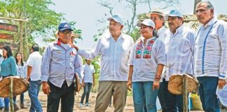 The president meets with residents of Balancán.