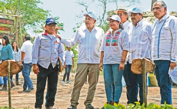 The president meets with residents of Balancán.