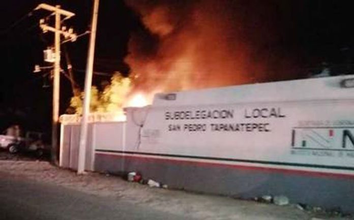 Immigration center burns in Oaxaca.