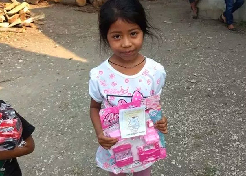 A Veracruz girl with her cartel gift.
