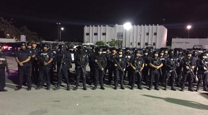 A show of force in Playa del Carmen by state police, who arrived last night in a convoy of 30 patrol vehicles.