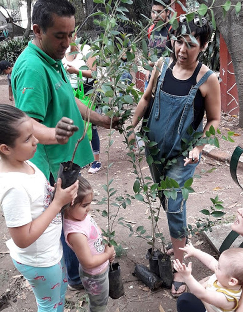A family picks up their trees at Los Viveros.