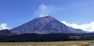 The Popocatépetl and Iztaccíhuatl volcanoes in the Paso de Cortés.