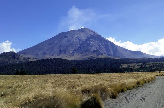 The Popocatépetl and Iztaccíhuatl volcanoes in the Paso de Cortés.