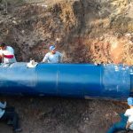 Municipal workers repair a water line in Mazatlán.