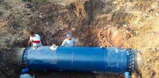 Municipal workers repair a water line in Mazatlán.