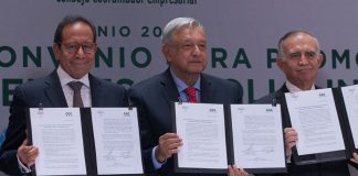 More investment: business representative Salazar, López Obrador and the president's chief of staff, Alfonso Romo, with the new agreement.