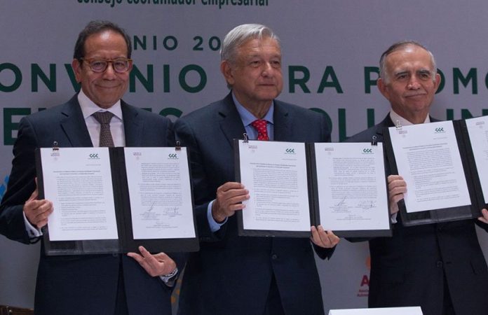More investment: business representative Salazar, López Obrador and the president's chief of staff, Alfonso Romo, with the new agreement.
