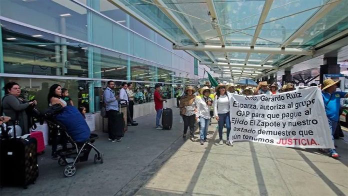 Landowners protest at Guadalajara airport.
