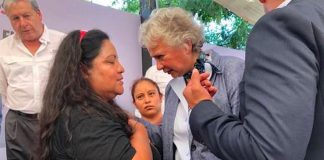 Interior Secretary Sánchez, right, with relative of a massacre victim.