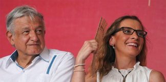 The president and his wife, Beatriz Gutiérrez, in Yucatán Saturday.