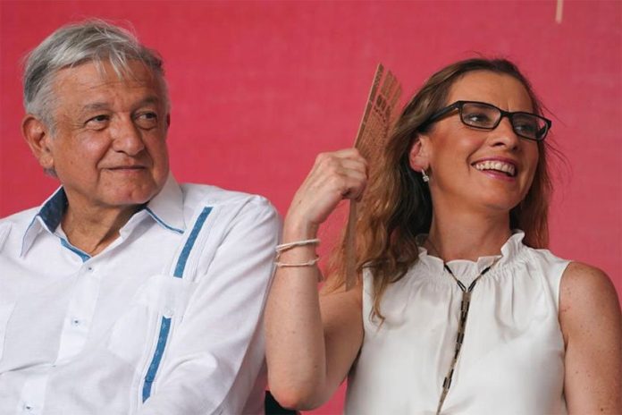 The president and his wife, Beatriz Gutiérrez, in Yucatán Saturday.