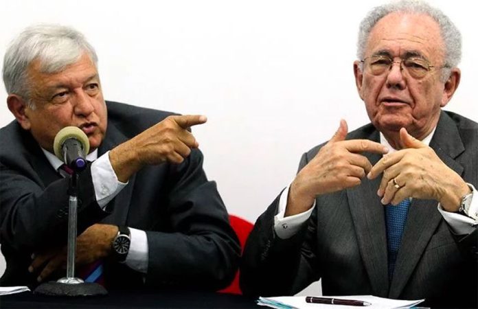López Obrador, left, and Transportation Secretary Jiménez: a contradiction over airport crooks.
