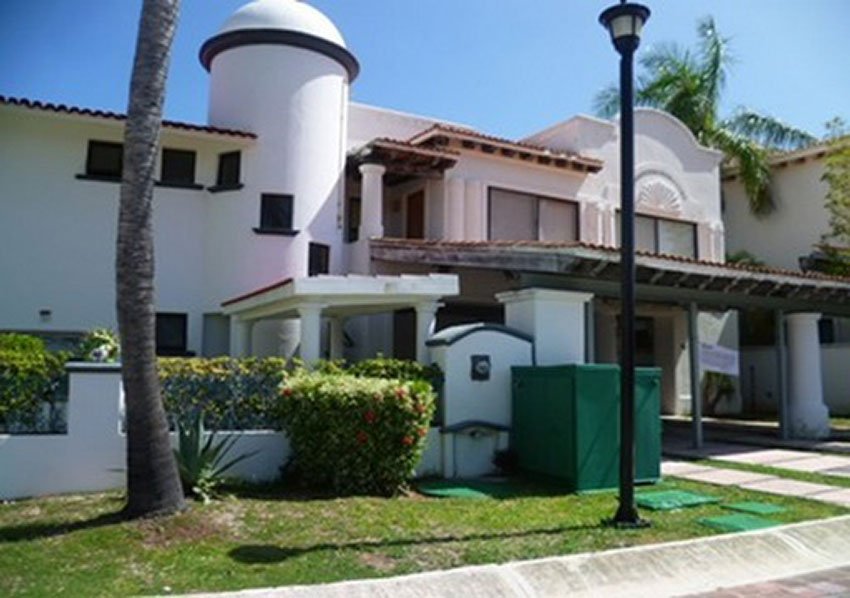 This Cancún house is valued at 9.7 million pesos. Its narco-provenance is unknown.