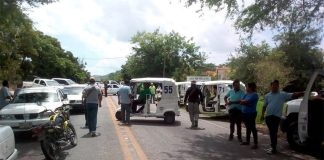 Highway blockade protests shortage of doctors, medications.