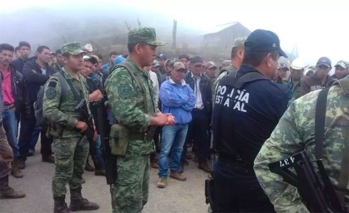 Soldiers, police and farmers in Heliodoro Castillo.