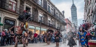 Frizzy-haired chilangos.