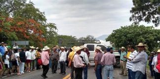 Farmers block the Iguala-Chilpancingo highway to demand their fertilizer.