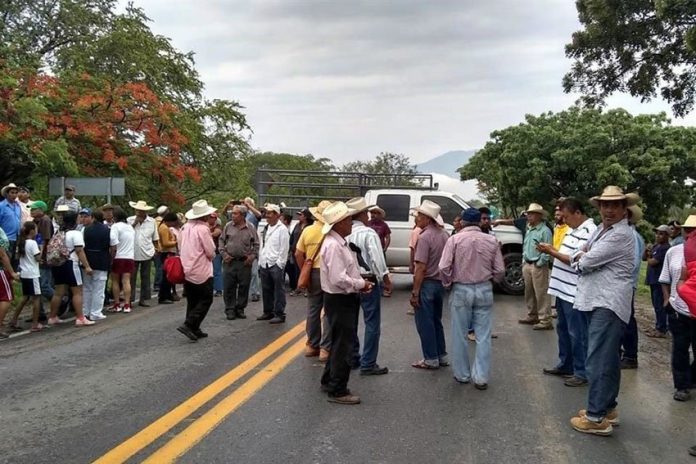 Farmers block the Iguala-Chilpancingo highway to demand their fertilizer.