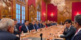 López Obrador at yesterday's meeting with bankers.