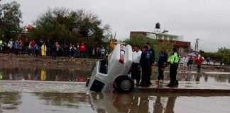 The car in which the driver died after it was swept into a drainage canal in León.