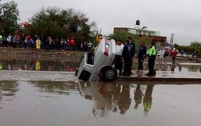 The car in which the driver died after it was swept into a drainage canal in León.