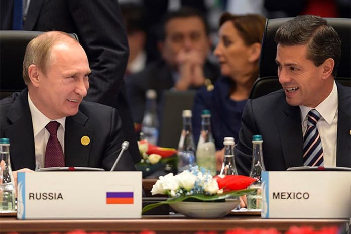Peña Nieto and Russia's Vladimir Putin enjoy a moment at a G20 conference.