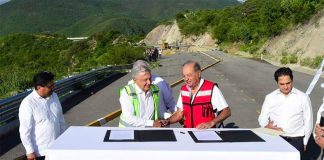 López Obrador and Slim sign a contract on the partially built highway between Mitla and Tehuantepec, Oaxaca.