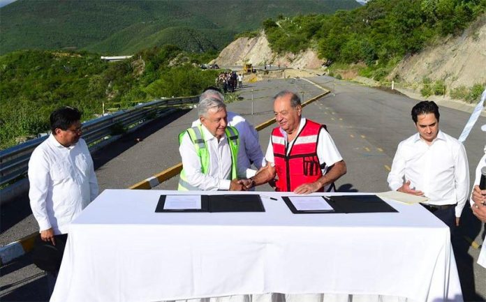 López Obrador and Slim sign a contract on the partially built highway between Mitla and Tehuantepec, Oaxaca.