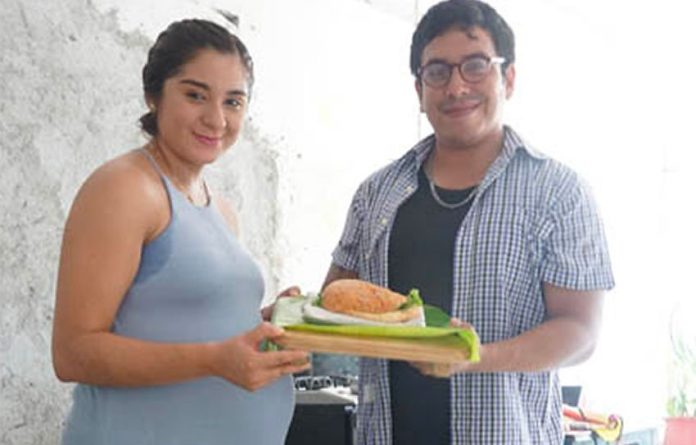 Oaxaca entrepreneurs and their environmentally friendly burger packaging.