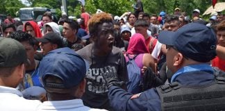 Immigration agents and policy confront migrants yesterday in Chiapas.