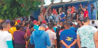 Migrants protest corruption among immigration agents in Tamaulipas.